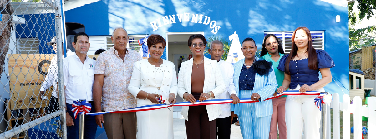 Josefa Castillo Rodríguez, directora ejecutiva del INAIPI corta cinta en la inauguración Centro de Atención Integral a la Primera Infancia Comunitario (CAIPI C) San Rafael del Yuma